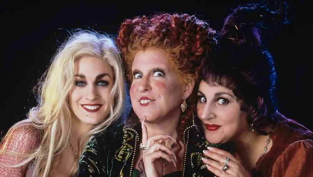 Sarah Jessica Parker, Bette Midler, Kathy Najimy en El retorno de las brujas (Hocus Pocus) Sarah Jessica Parker, Bette Midler, Kathy Najimy en El retorno de las brujas (Hocus Pocus)