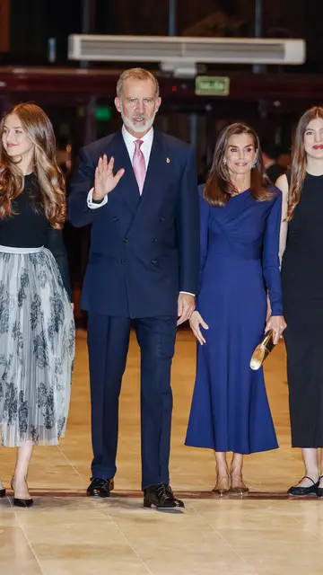 Los reyes Felipe y Letizia, la princesa Leonor y la infanta Sofía en el concierto previo a los Premios Princesa de Asturias Los reyes Felipe y Letizia, la princesa Leonor y la infanta Sofía en el concierto previo a los Premios Princesa de Asturias