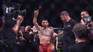 Ilia Touria celebra su hist&oacute;rico triunfo ante Max Holloway