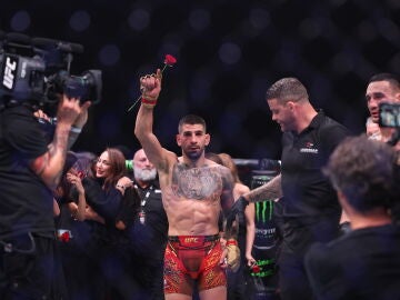 Ilia Touria celebra su histórico triunfo ante Max Holloway