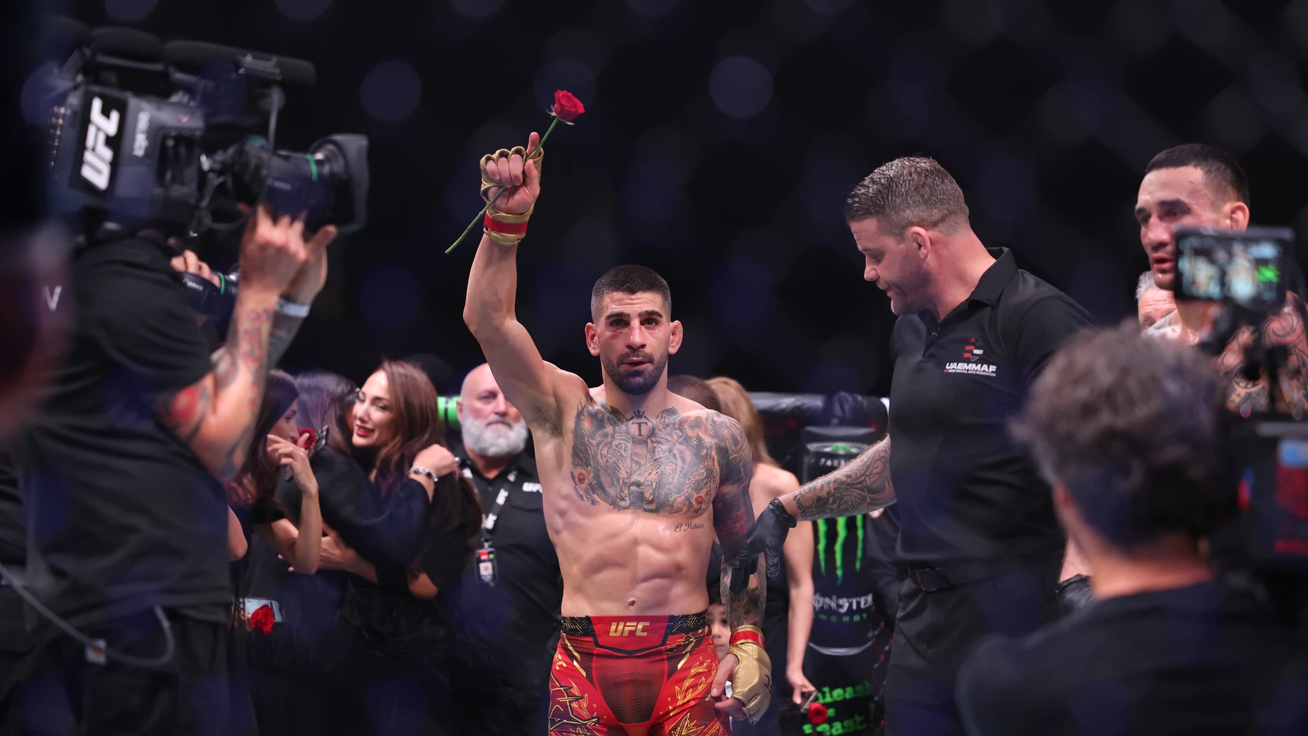 Ilia Touria celebra su histórico triunfo ante Max Holloway Ilia Touria celebra su histórico triunfo ante Max Holloway