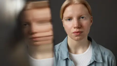 Mujer y su reflejo Mujer y su reflejo