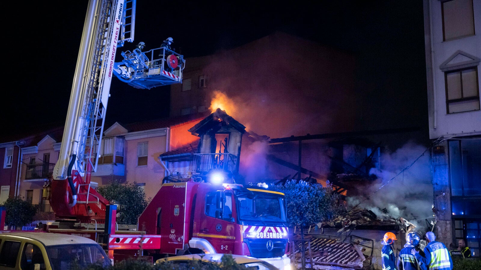 Tres muertos y 13 heridos en el derrumbe de un edificio en Santander por una explosión de gas