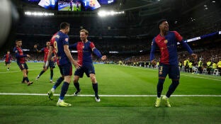 Lewandowski celebra uno de sus goles ante el Real Madrid en el Bernab&eacute;u