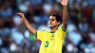 Jos&eacute; Carlos de Almeida, m&aacute;s conocido como 'Z&eacute; Carlos', en un partido con Brasil