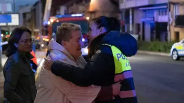 La alcaldesa de Santander, Gema Igual se abraza a una vecina afectada durante el incendio La alcaldesa de Santander, Gema Igual se abraza a una vecina afectada durante el incendio