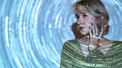 Mujer bajo una circunferencia de luces Mujer bajo una circunferencia de luces