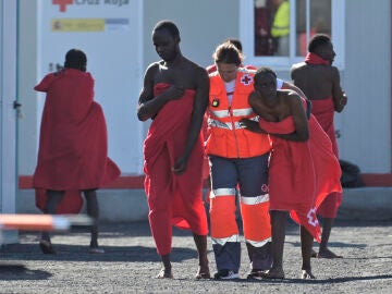 Imagen de los inmigrantes que han llegado en cayuco a El Hierro