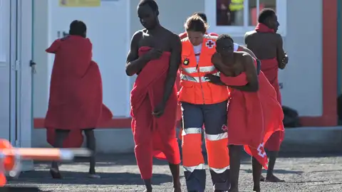 Imagen de los inmigrantes que han llegado en cayuco a El Hierro Imagen de los inmigrantes que han llegado en cayuco a El Hierro