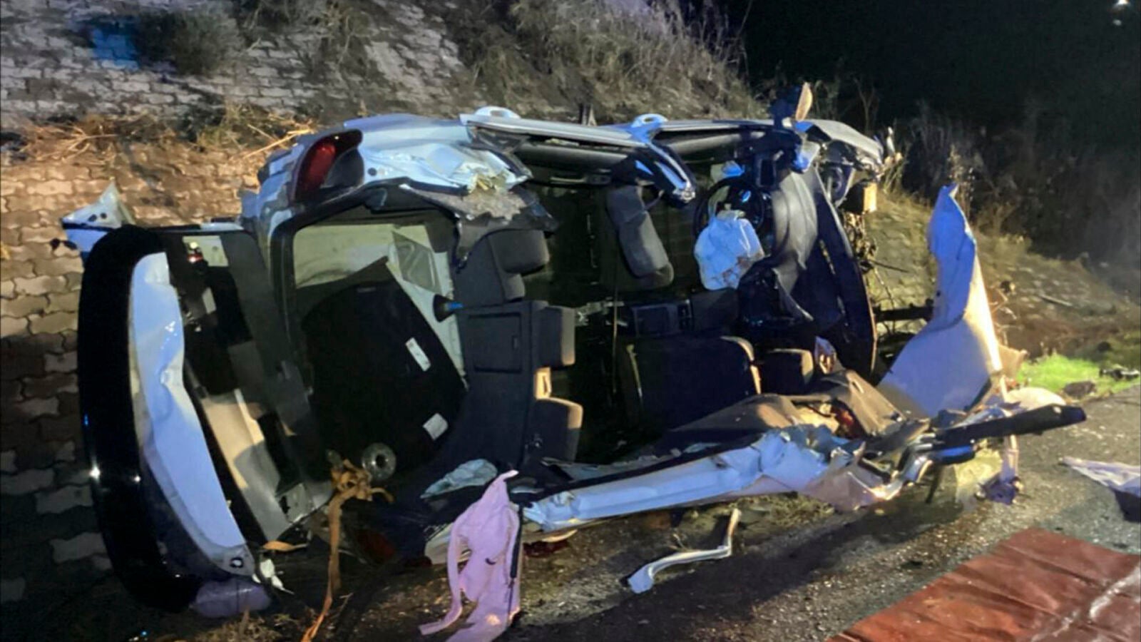 Cuatro muertos y un herido grave tras una salida de vía de un turismo en Granada