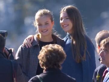 La fotografía que la infanta Sofía se resistía a hacerse con la princesa Leonor en el pueblo ejemplar de Sotres