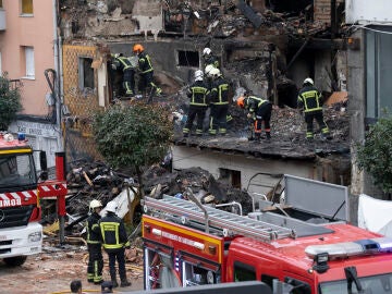 Los bomberos trabajan en el edificio derrumbado tras una explosión de gas en Santander