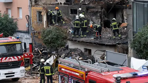 Los bomberos trabajan en el edificio derrumbado tras una explosión de gas en Santander Los bomberos trabajan en el edificio derrumbado tras una explosión de gas en Santander