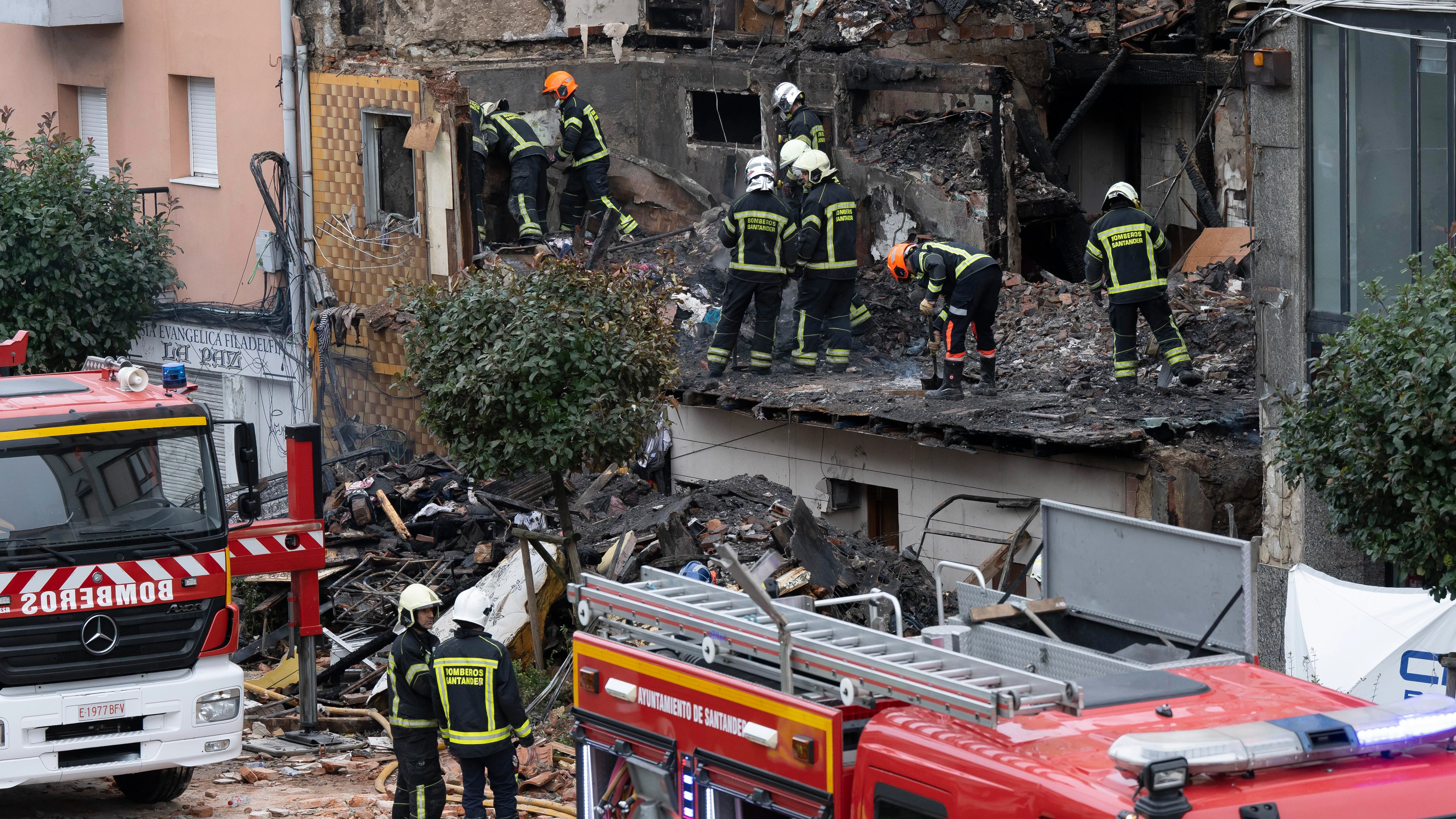 Los bomberos trabajan en el edificio derrumbado tras una explosión de gas en Santander Los bomberos trabajan en el edificio derrumbado tras una explosión de gas en Santander