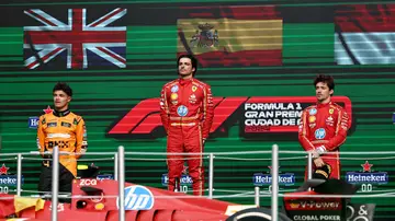 Carlos Sainz, escoltado por Norris y Leclerc en el podio del GP de México Carlos Sainz, escoltado por Norris y Leclerc en el podio del GP de México