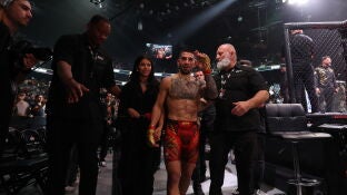 Ilia Topuria celebra fuera del oct&oacute;gono su victoria ante Max Holloway