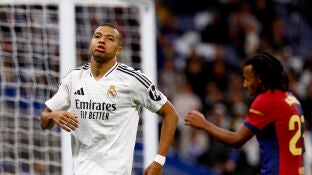 Kylian Mbapp&eacute; resopla tras una ocasi&oacute;n fallada ante el Barcelona
