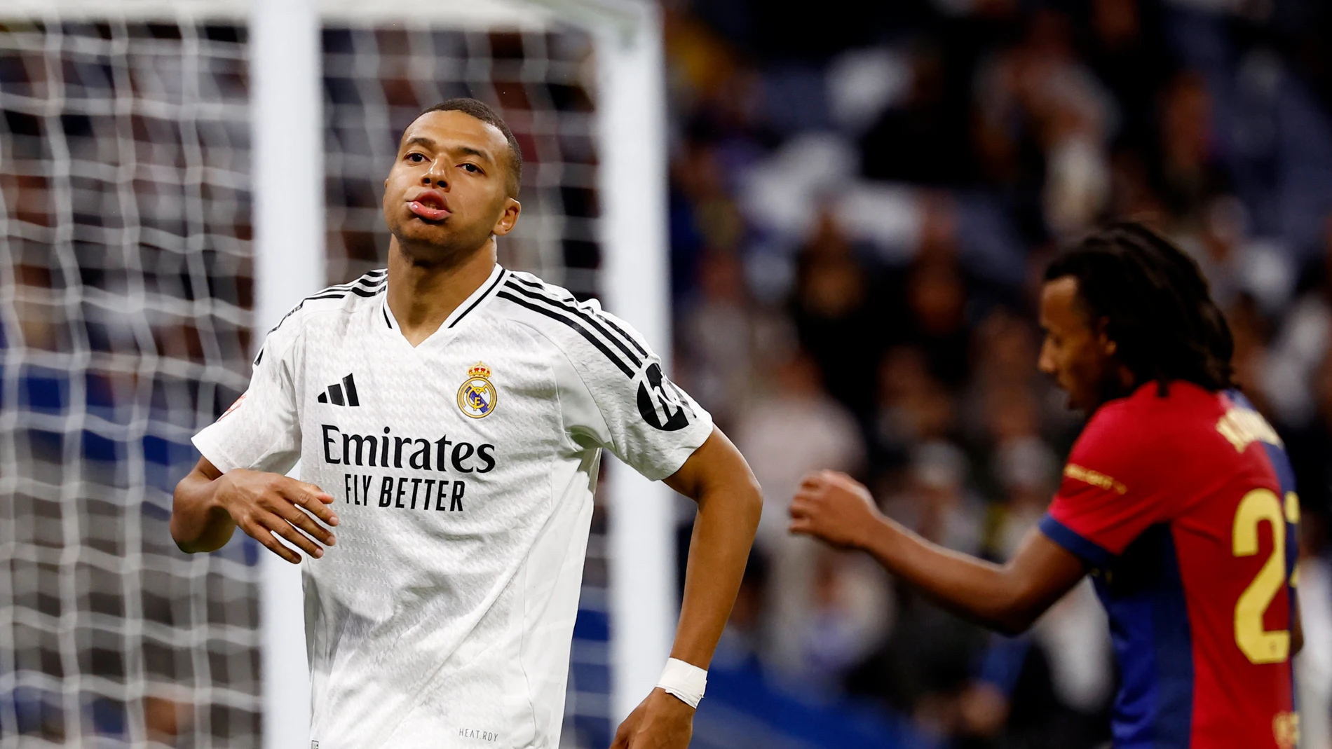 Kylian Mbappé resopla tras una ocasión fallada ante el Barcelona Kylian Mbappé resopla tras una ocasión fallada ante el Barcelona