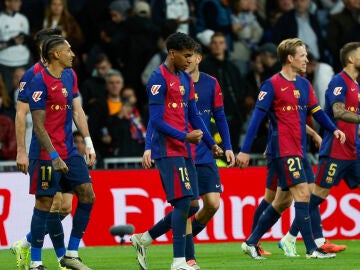 Lamine Yamal y los jugadores del Barcelona celebran un gol en el Bernabéu