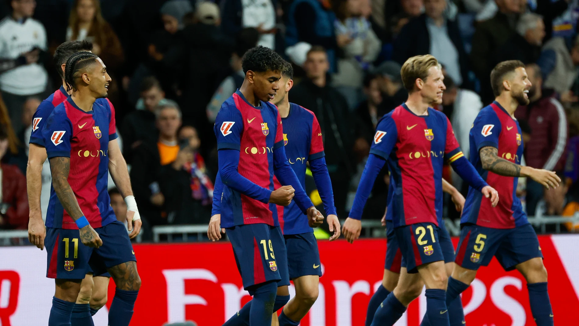 Lamine Yamal y los jugadores del Barcelona celebran un gol en el Bernabéu Lamine Yamal y los jugadores del Barcelona celebran un gol en el Bernabéu