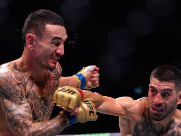  Ilia Topuria lanza un puñetazo ante Max Holloway