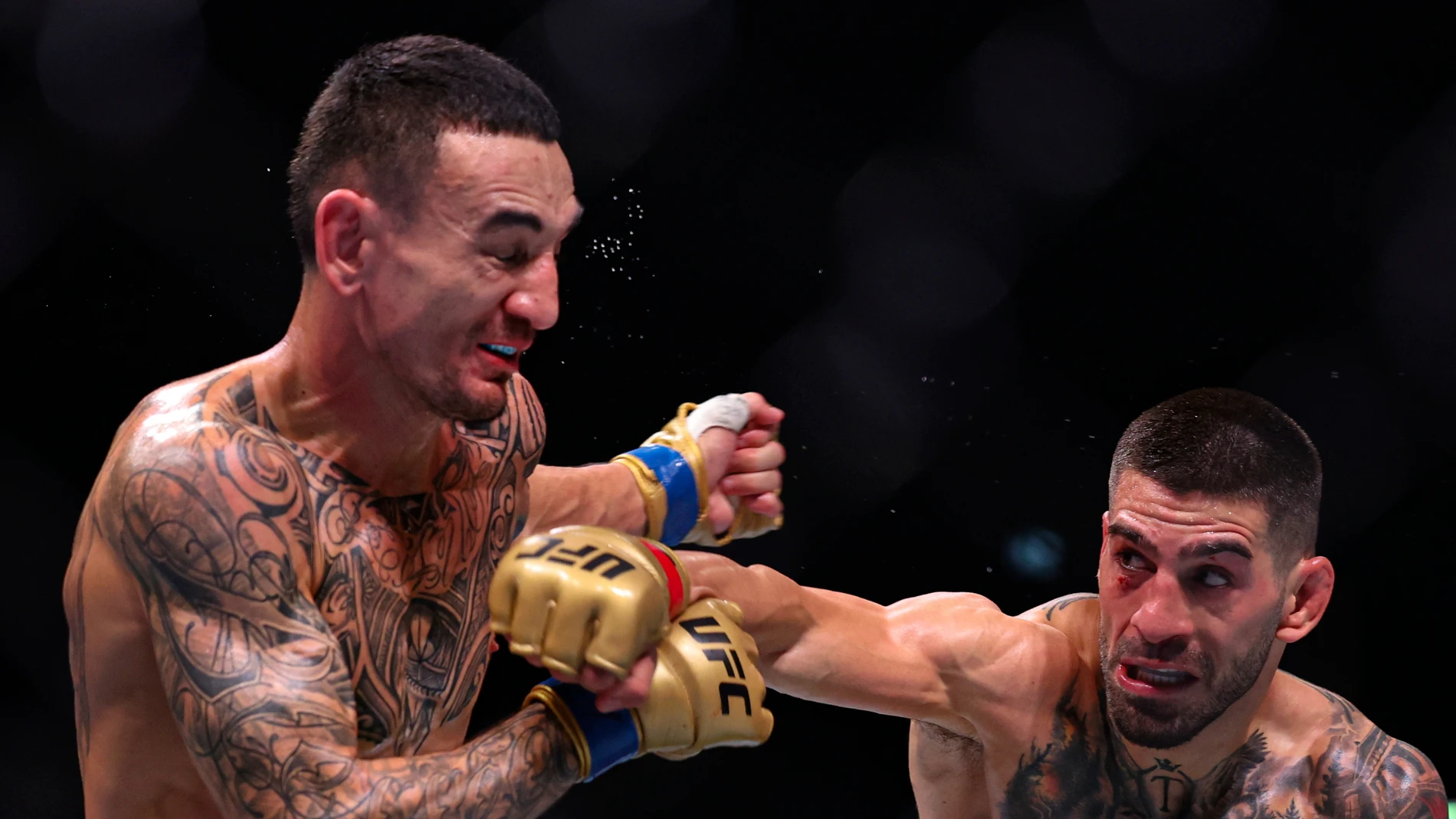 Ilia Topuria lanza un puñetazo ante Max Holloway Ilia Topuria lanza un puñetazo ante Max Holloway