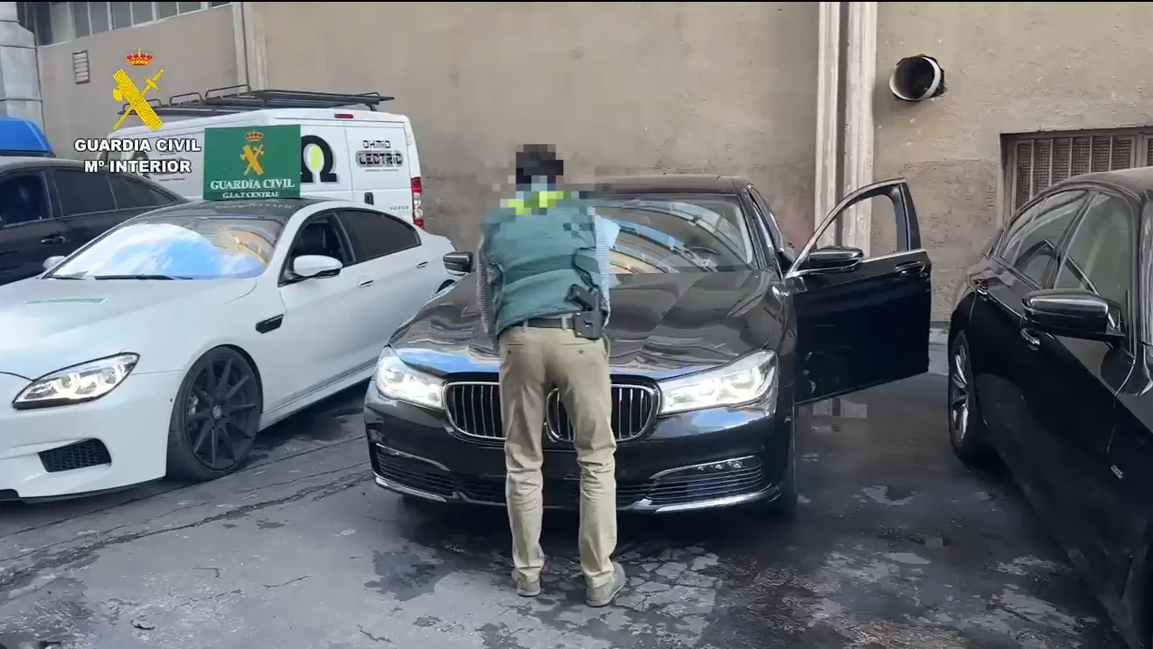 Un agente de Guardia Civil junto a uno de los vehículos de lujo robados Un agente de Guardia Civil junto a uno de los vehículos de lujo robados