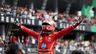 Carlos Sainz celebra su victoria en el GP de México 2024 Carlos Sainz celebra su victoria en el GP de México 2024