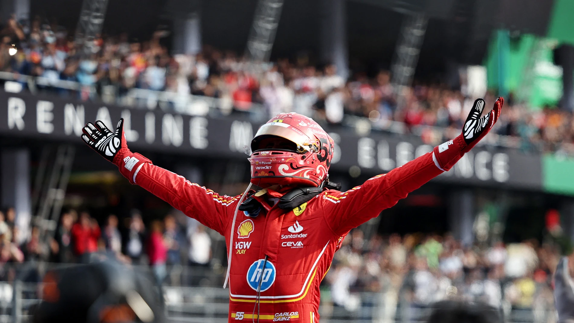 Carlos Sainz celebra su victoria en el GP de México 2024 Carlos Sainz celebra su victoria en el GP de México 2024
