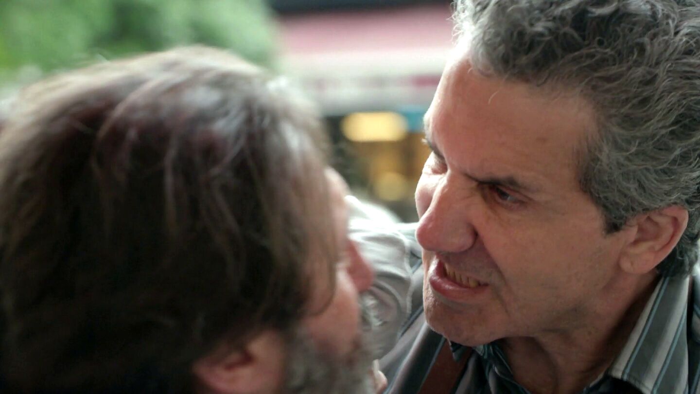 ¿Dos hombres con un mismo destino? ¡Orhan y Emin llegan a las manos delante de Ayten!