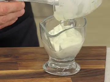 Salsa rápida y fácil de yogur con sabor Mediterráneo, de Joseba Arguiñano: salsa tzatziki Salsa rápida y fácil de yogur con sabor Mediterráneo, de Joseba Arguiñano: salsa tzatziki