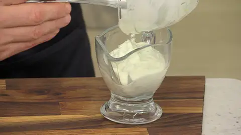 Salsa rápida y fácil de yogur con sabor Mediterráneo, de Joseba Arguiñano: salsa tzatziki Salsa rápida y fácil de yogur con sabor Mediterráneo, de Joseba Arguiñano: salsa tzatziki