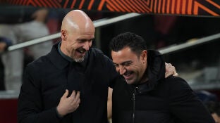 Ten Hag y Xavi Hern&aacute;ndez se saludan en un partido de Europa League en 2023