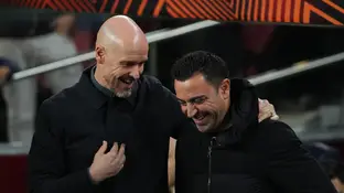 Ten Hag y Xavi Hernández se saludan en un partido de Europa League en 2023 Ten Hag y Xavi Hernández se saludan en un partido de Europa League en 2023