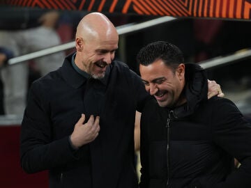 Ten Hag y Xavi Hernández se saludan en un partido de Europa League en 2023