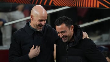 Ten Hag y Xavi Hernández se saludan en un partido de Europa League en 2023