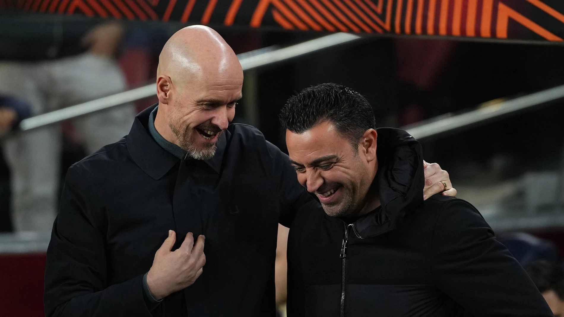 Ten Hag y Xavi Hernández se saludan en un partido de Europa League en 2023 Ten Hag y Xavi Hernández se saludan en un partido de Europa League en 2023