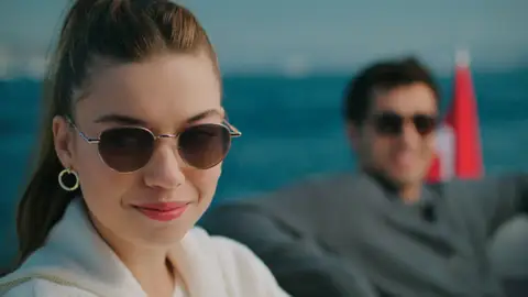 El inesperado acercamiento entre Ferit y Seyran durante su primer paseo en yate El inesperado acercamiento entre Ferit y Seyran durante su primer paseo en yate