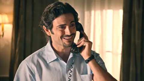 Víctor, muy ilusionado por ver a María y Andrés, ¿conseguirán ellos esconder que su matrimonio está roto? Víctor, muy ilusionado por ver a María y Andrés, ¿conseguirán ellos esconder que su matrimonio está roto?