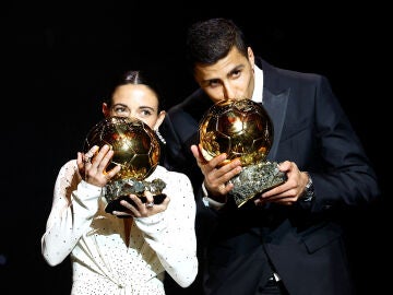 Aitana Bonmatí y Rodri Hernández posan con el Balón de Oro 2024