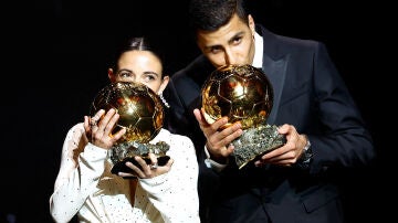 Aitana Bonmatí y Rodri Hernández posan con el Balón de Oro 2024