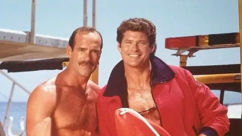 David Hasselhoff y Michael Newman en Los vigilantes de la playa David Hasselhoff y Michael Newman en Los vigilantes de la playa