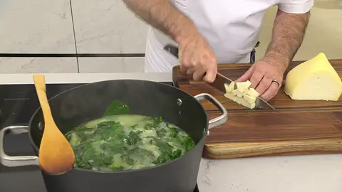 Corta el resto del queso en lonchas finas Corta el resto del queso en lonchas finas