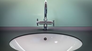 Echan a un médico por orinar en el lavabo del hospital