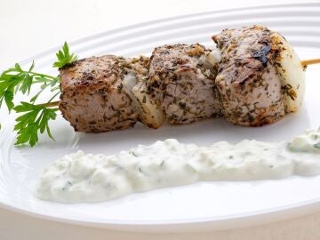 Arguiñano: souvlaki griego con salsa tzatziki, una receta original de solomillo de cerdo