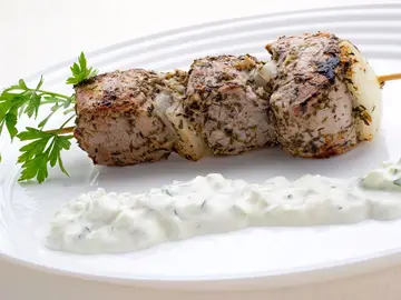 Arguiñano: souvlaki griego con salsa tzatziki, una receta original de solomillo de cerdo Arguiñano: souvlaki griego con salsa tzatziki, una receta original de solomillo de cerdo