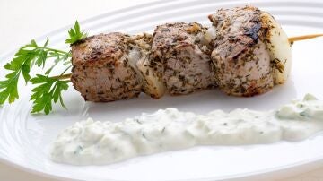 Arguiñano: souvlaki griego con salsa tzatziki, una receta original de solomillo de cerdo