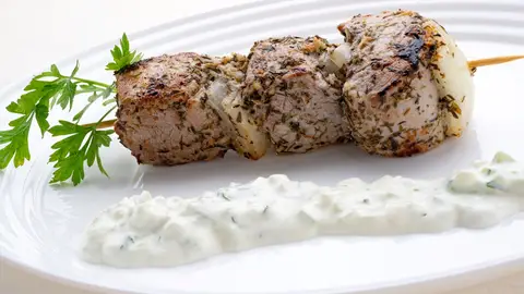 Arguiñano: souvlaki griego con salsa tzatziki, una receta original de solomillo de cerdo Arguiñano: souvlaki griego con salsa tzatziki, una receta original de solomillo de cerdo