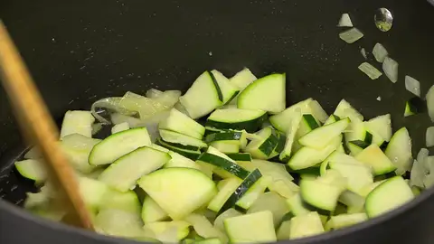 Corta el calabacín en cuartos de luna, incorpóralo y rehógalo Corta el calabacín en cuartos de luna, incorpóralo y rehógalo