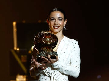  Aitana Bonmatí posa con el Balón de Oro 2024